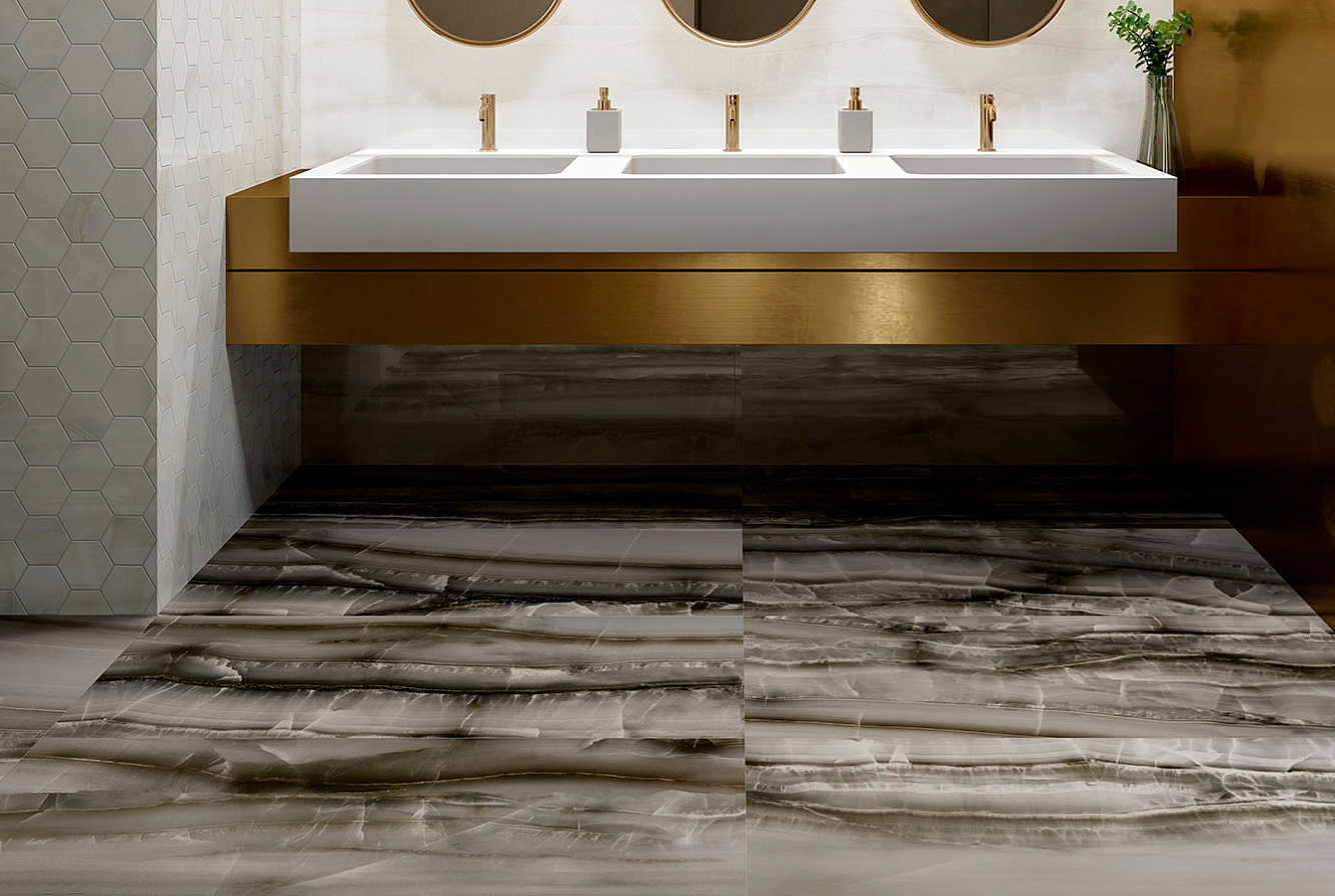 FLOOR: AKOYA OCEAN / WALL: AKOYA WHITE KRYSTAL / MAXI CLASS WHITE KRYSTAL